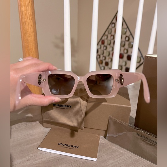 NIB Burberry Sunglasses for Women - Picture 4 of 10